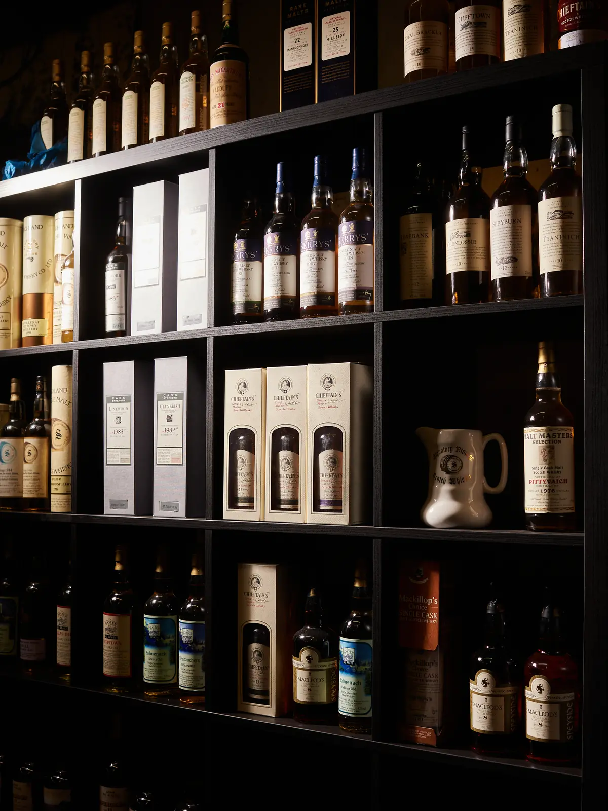 The Whisky House のウイスキーボトルが並ぶ棚